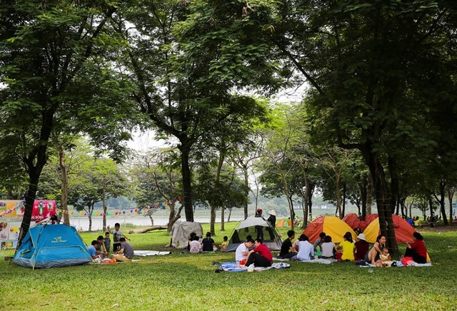 Công viên Hà Nội đông nghịt người cắm trại vui chơi ngày nghỉ lễ - 1 Công viên Hà Nội đông nghịt người cắm trại vui chơi ngày nghỉ lễ - 1