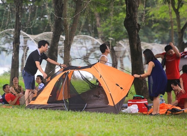 Công viên Hà Nội đông nghịt người cắm trại vui chơi ngày nghỉ lễ - 2 Công viên Hà Nội đông nghịt người cắm trại vui chơi ngày nghỉ lễ - 2