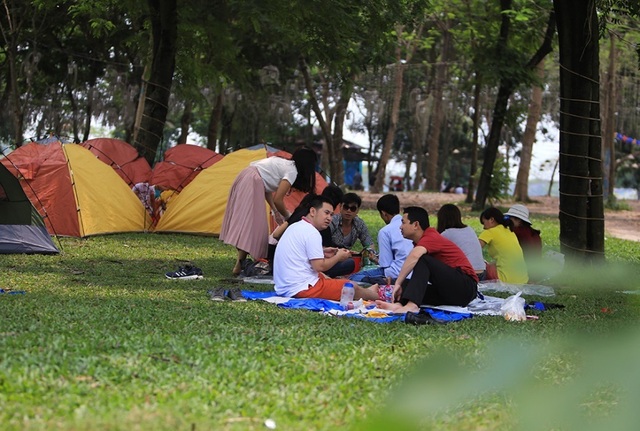 Công viên Hà Nội đông nghịt người cắm trại vui chơi ngày nghỉ lễ - 5 Công viên Hà Nội đông nghịt người cắm trại vui chơi ngày nghỉ lễ - 5