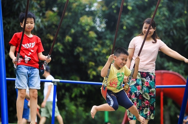 Công viên Hà Nội đông nghịt người cắm trại vui chơi ngày nghỉ lễ - 8 Công viên Hà Nội đông nghịt người cắm trại vui chơi ngày nghỉ lễ - 8