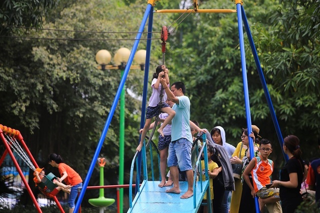 Công viên Hà Nội đông nghịt người cắm trại vui chơi ngày nghỉ lễ - 10 Công viên Hà Nội đông nghịt người cắm trại vui chơi ngày nghỉ lễ - 10