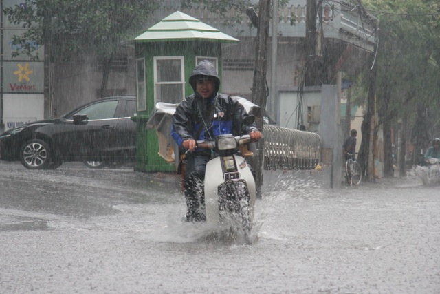 Hà Nội: Mưa lớn, nhiều tuyến phố ngập sâu trong nước - 1 Hà Nội: Mưa lớn, nhiều tuyến phố ngập sâu trong nước - 1