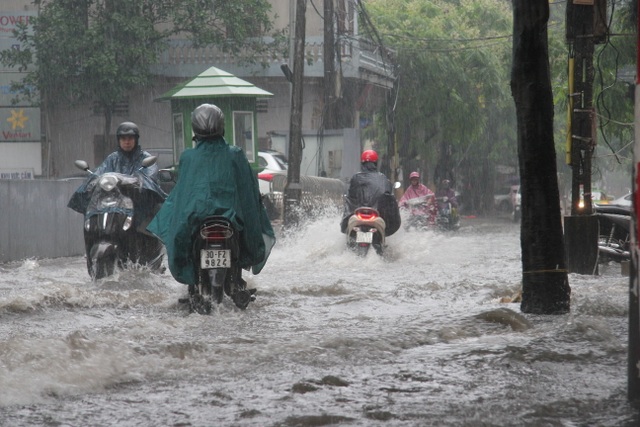 Hà Nội: Mưa lớn, nhiều tuyến phố ngập sâu trong nước - 2 Hà Nội: Mưa lớn, nhiều tuyến phố ngập sâu trong nước - 2