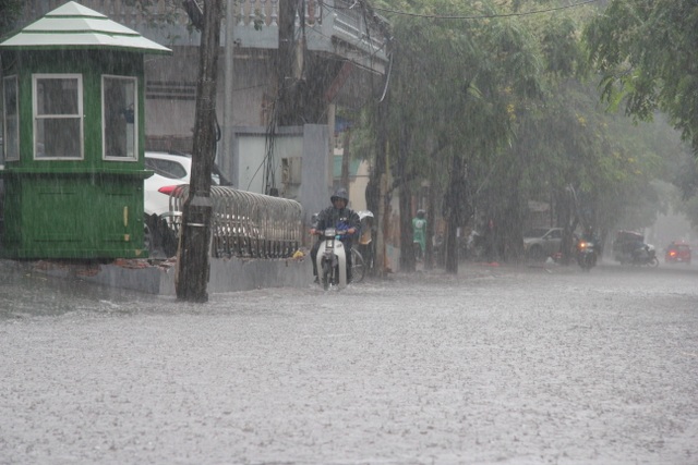 Hà Nội: Mưa lớn, nhiều tuyến phố ngập sâu trong nước - 5 Hà Nội: Mưa lớn, nhiều tuyến phố ngập sâu trong nước - 5