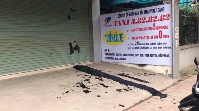 Thuê côn đồ chở cả xe tải đầy phân gà bịt cửa doanh nghiệp đối thủ ngày khai trương - 1