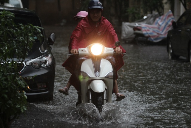 Hà Ná»i: Mưa lá»n, nhiá»u tuyến phá» ngáºp sâu trong nưá»c - 7