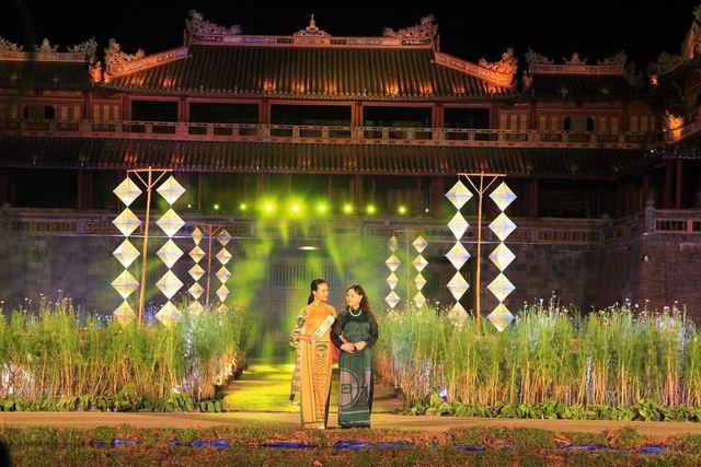 Hoành tráng lễ hội áo dài đầy màu sắc - 7 Hoành tráng lễ hội áo dài đầy màu sắc - 7