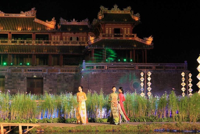 Hoành tráng lễ hội áo dài đầy màu sắc - 8 Hoành tráng lễ hội áo dài đầy màu sắc - 8