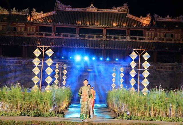 Hoành tráng lễ hội áo dài đầy màu sắc - 1 Hoành tráng lễ hội áo dài đầy màu sắc - 1