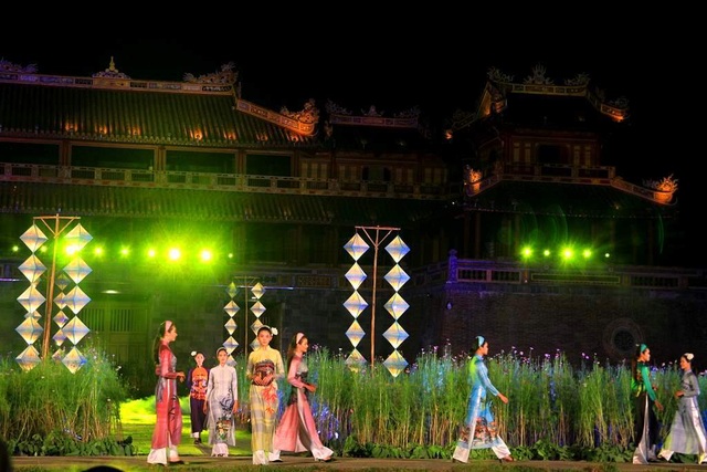 Hoành tráng lễ hội áo dài đầy màu sắc - 2 Hoành tráng lễ hội áo dài đầy màu sắc - 2