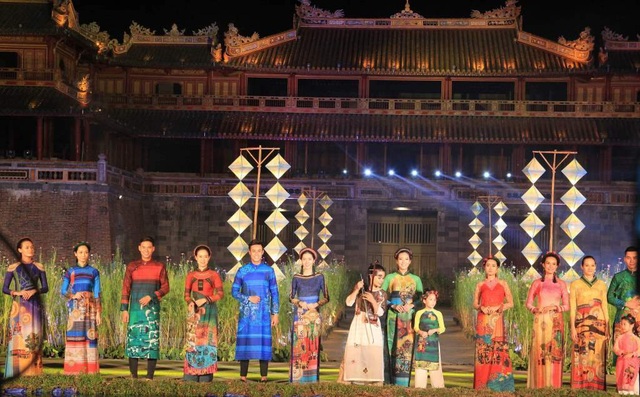 Hoành tráng lễ hội áo dài đầy màu sắc - 3 Hoành tráng lễ hội áo dài đầy màu sắc - 3