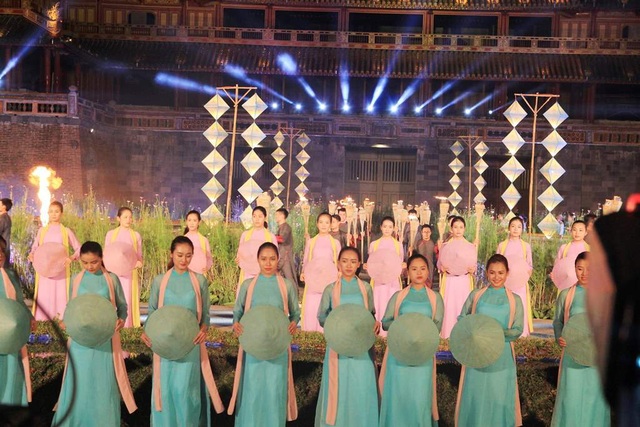 Hoành tráng lễ hội áo dài đầy màu sắc - 5 Hoành tráng lễ hội áo dài đầy màu sắc - 5