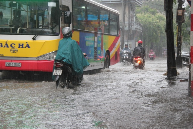 Hà Nội: Mưa lớn, nhiều tuyến phố ngập sâu trong nước - 8 Hà Nội: Mưa lớn, nhiều tuyến phố ngập sâu trong nước - 8