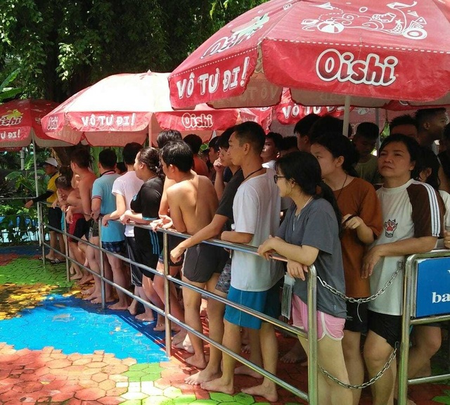 Hàng nghìn người chen chúc tại các khu vui chơi trong ngày nghỉ lễ - 4 Hàng nghìn người chen chúc tại các khu vui chơi trong ngày nghỉ lễ - 4
