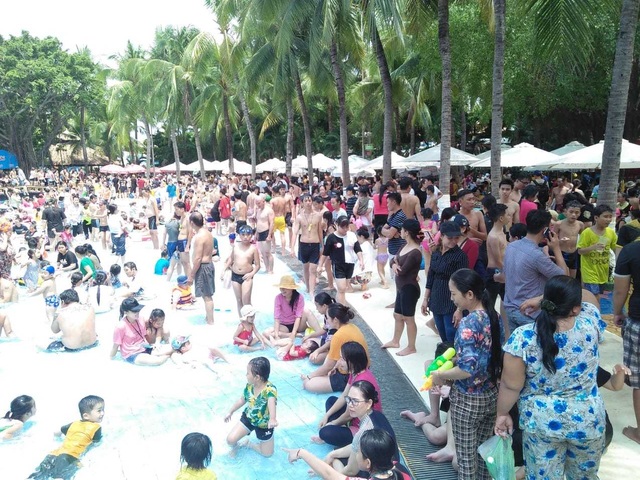 Hàng nghìn người chen chúc tại các khu vui chơi trong ngày nghỉ lễ - 8 Hàng nghìn người chen chúc tại các khu vui chơi trong ngày nghỉ lễ - 8