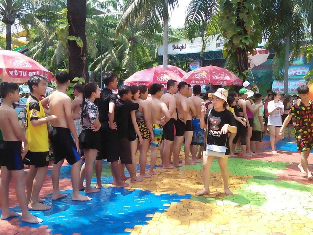 Hàng nghìn người chen chúc tại các khu vui chơi trong ngày nghỉ lễ - 7 Hàng nghìn người chen chúc tại các khu vui chơi trong ngày nghỉ lễ - 7
