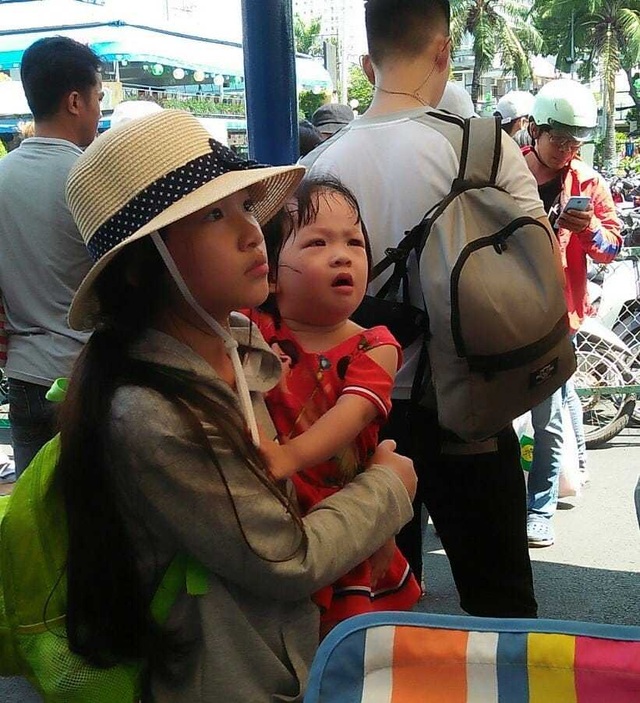 Hàng nghìn người chen chúc tại các khu vui chơi trong ngày nghỉ lễ - 3 Hàng nghìn người chen chúc tại các khu vui chơi trong ngày nghỉ lễ - 3