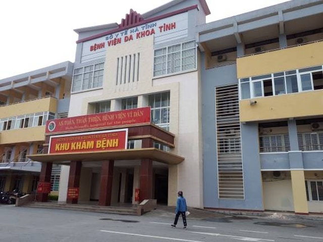 Sản phụ tử vong sau ca mổ, người nhà vây bệnh viện yêu cầu làm rõ - 2 Sản phụ tử vong sau ca mổ, người nhà vây bệnh viện yêu cầu làm rõ - 2