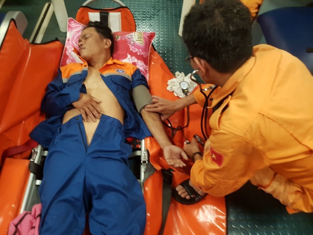Xuyên đêm đưa ngư dân bị đau ruột thừa trên biển về đất liền cấp cứu - 1 Xuyên đêm đưa ngư dân bị đau ruột thừa trên biển về đất liền cấp cứu - 1