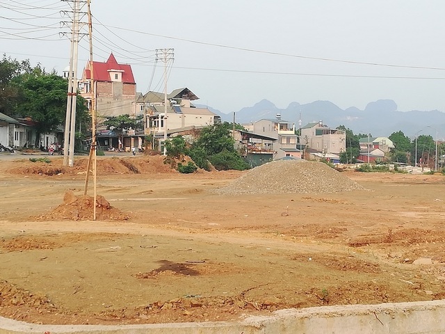 Hòa Bình: 140 hộ dân “kêu trời” vì suốt 15 năm chưa được tái định cư - 3 Hòa Bình: 140 hộ dân “kêu trời” vì suốt 15 năm chưa được tái định cư - 3