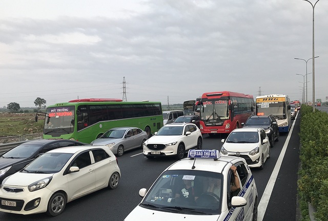 Hà Nội: Ùn tắc nghiêm trọng trên cao tốc Pháp Vân - Cầu Giẽ - 4 Hà Nội: Ùn tắc nghiêm trọng trên cao tốc Pháp Vân - Cầu Giẽ - 4