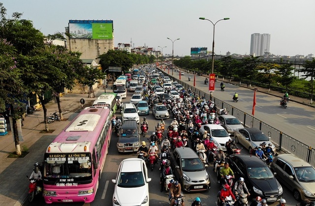 Người dân tay xách nách mang trở lại Thủ đô sau nghỉ lễ - 1 Người dân tay xách nách mang trở lại Thủ đô sau nghỉ lễ - 1