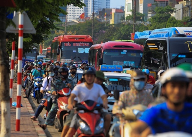 Người dân tay xách nách mang trở lại Thủ đô sau nghỉ lễ - 2 Người dân tay xách nách mang trở lại Thủ đô sau nghỉ lễ - 2