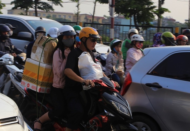 Người dân tay xách nách mang trở lại Thủ đô sau nghỉ lễ - 3 Người dân tay xách nách mang trở lại Thủ đô sau nghỉ lễ - 3