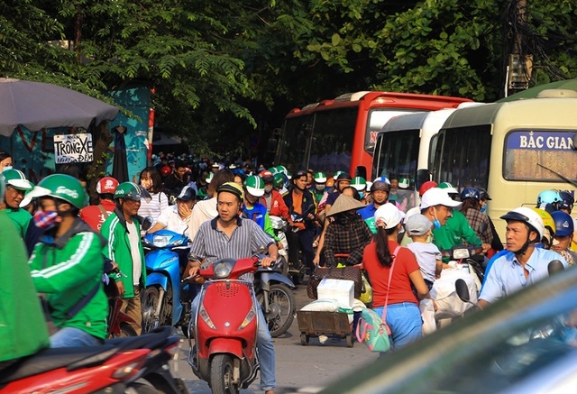 Người dân tay xách nách mang trở lại Thủ đô sau nghỉ lễ - 7 Người dân tay xách nách mang trở lại Thủ đô sau nghỉ lễ - 7