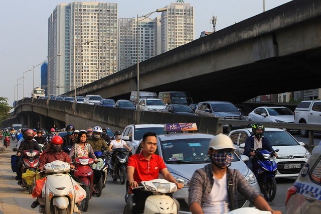 Người dân tay xách nách mang trở lại Thủ đô sau nghỉ lễ - 10 Người dân tay xách nách mang trở lại Thủ đô sau nghỉ lễ - 10