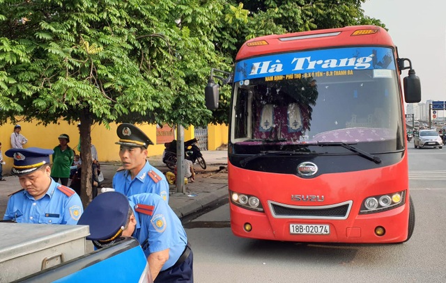 Hà Nội: Bắt xe khách 29 chỗ nhồi… 73 người - 2 Hà Nội: Bắt xe khách 29 chỗ nhồi… 73 người - 2