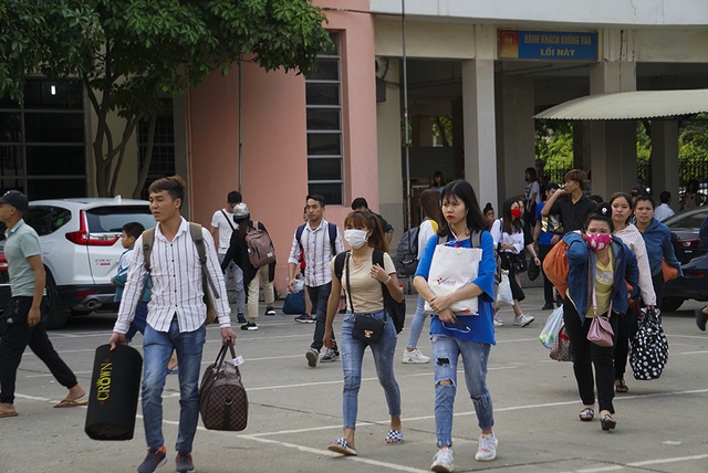 Người dân tay xách nách mang trở lại Thủ đô sau nghỉ lễ - 5 Người dân tay xách nách mang trở lại Thủ đô sau nghỉ lễ - 5