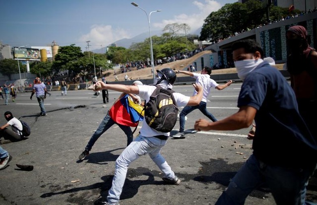 Cảnh tượng hỗn loạn như chiến trường tại Venezuela sau âm mưu đảo chính - 12