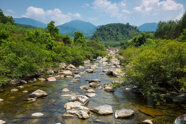 Khám phá suối “Lỡm ngỡm” ở Quảng Nam