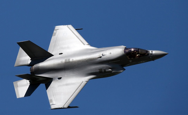 “Tia chớp” F-35 nhào lộn 12 động tác mãn nhãn trên bầu trời Mỹ - 8 “Tia chớp” F-35 nhào lộn 12 động tác mãn nhãn trên bầu trời Mỹ - 8
