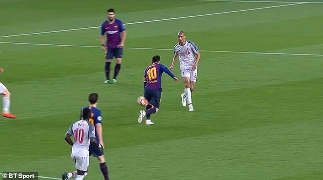 Messi ăn vạ trước khi lập siêu phẩm vào lưới Liverpool? - 1 Messi ăn vạ trước khi lập siêu phẩm vào lưới Liverpool? - 1