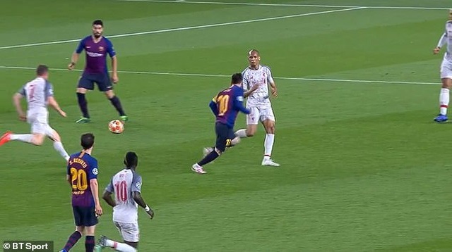 Messi ăn vạ trước khi lập siêu phẩm vào lưới Liverpool? - 2 Messi ăn vạ trước khi lập siêu phẩm vào lưới Liverpool? - 2