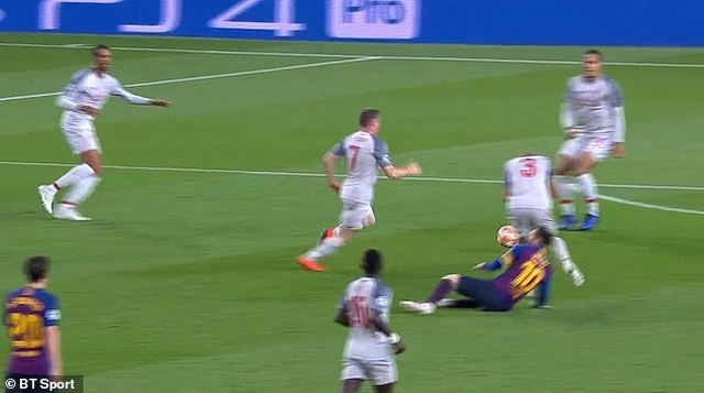 Messi ăn vạ trước khi lập siêu phẩm vào lưới Liverpool? - 4 Messi ăn vạ trước khi lập siêu phẩm vào lưới Liverpool? - 4
