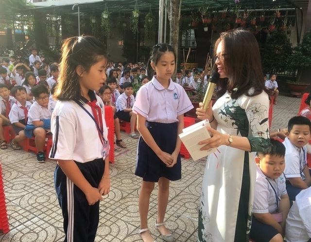 Cô hiệu trưởng làm mọi cách ép học trò đọc sách - 1 Cô hiệu trưởng làm mọi cách ép học trò đọc sách - 1