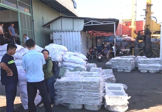 Hải quan phát hiện 5 container chở hàng nội thất “nhập lậu” từ Trung Quốc - 1 Hải quan phát hiện 5 container chở hàng nội thất “nhập lậu” từ Trung Quốc - 1