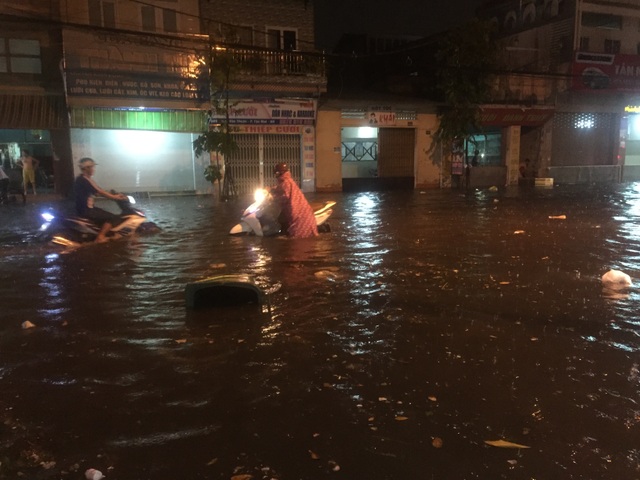 Người dân Biên Hòa bì bõm lội nước sau cơn mưa lớn đầu mùa - 1 Người dân Biên Hòa bì bõm lội nước sau cơn mưa lớn đầu mùa - 1