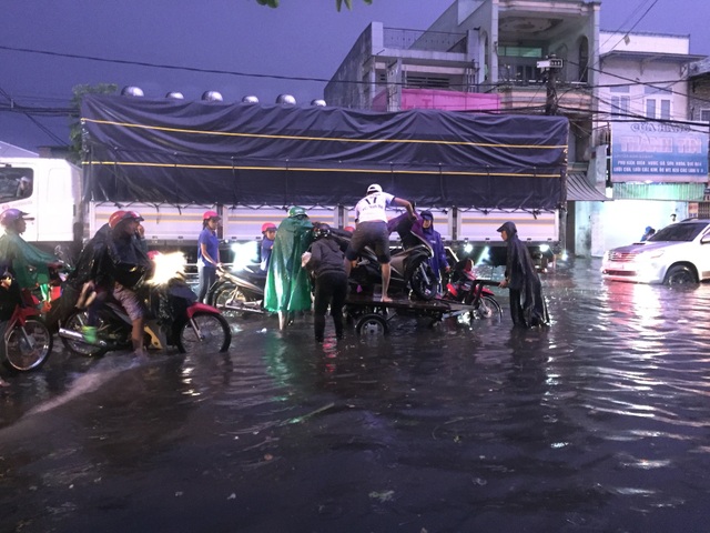 Người dân Biên Hòa bì bõm lội nước sau cơn mưa lớn đầu mùa - 4 Người dân Biên Hòa bì bõm lội nước sau cơn mưa lớn đầu mùa - 4