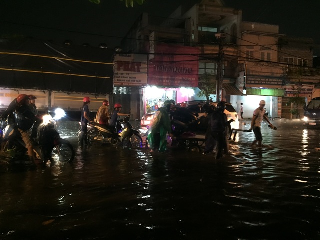 Người dân Biên Hòa bì bõm lội nước sau cơn mưa lớn đầu mùa - 5 Người dân Biên Hòa bì bõm lội nước sau cơn mưa lớn đầu mùa - 5