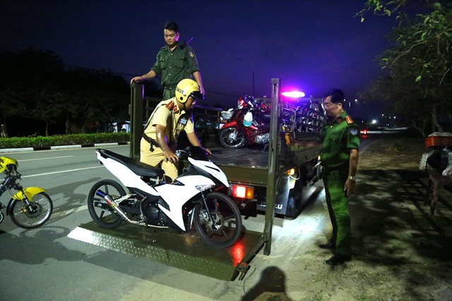 Vây bắt nhóm “quái xế” gây náo loạn trong đêm - 2 Vây bắt nhóm “quái xế” gây náo loạn trong đêm - 2