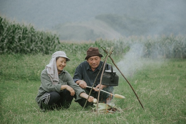 Hạnh phúc bình dị của cặp vợ chồng nông dân Hà Tĩnh trên cánh đồng ngô - 3 Hạnh phúc bình dị của cặp vợ chồng nông dân Hà Tĩnh trên cánh đồng ngô - 3