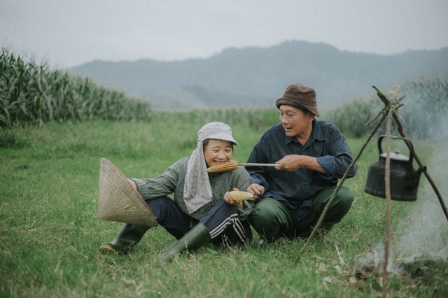 Hạnh phúc bình dị của cặp vợ chồng nông dân Hà Tĩnh trên cánh đồng ngô - 9 Hạnh phúc bình dị của cặp vợ chồng nông dân Hà Tĩnh trên cánh đồng ngô - 9