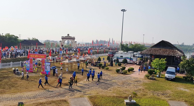 Hàng chục ngàn lượt khách tham quan “đất lửa” dịp nghỉ lễ - 1 Hàng chục ngàn lượt khách tham quan “đất lửa” dịp nghỉ lễ - 1