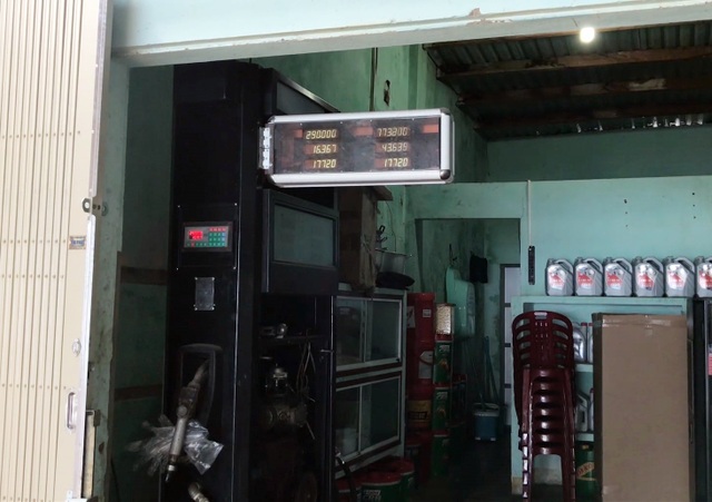 Phú Yên: Phát hiện một điểm chuyên bán dầu diezen “lậu” trong khu dân cư - 2 Phú Yên: Phát hiện một điểm chuyên bán dầu diezen “lậu” trong khu dân cư - 2