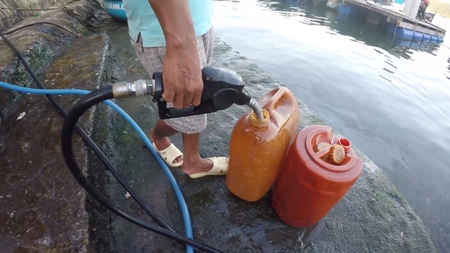 Phú Yên: Phát hiện một điểm chuyên bán dầu diezen “lậu” trong khu dân cư - 6 Phú Yên: Phát hiện một điểm chuyên bán dầu diezen “lậu” trong khu dân cư - 6