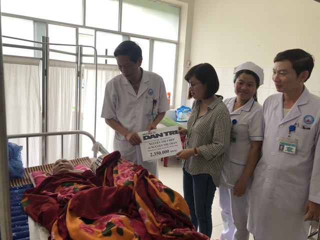 Trao tiếp quà nhân ái đến hai cụ bà xin sống tới cuối đời trong bệnh viện - 1 Trao tiếp quà nhân ái đến hai cụ bà xin sống tới cuối đời trong bệnh viện - 1